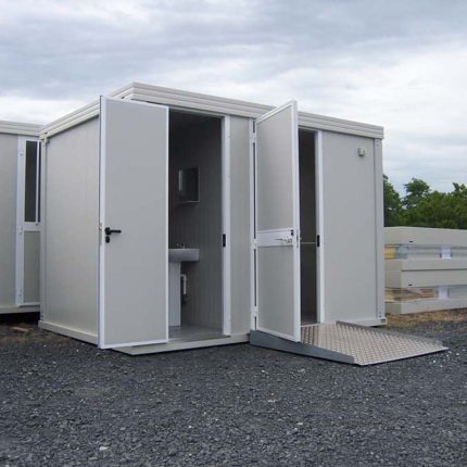 Sanitärcontainer Barrierefrei (PMR) neu avec WC Barrierefrei (PMR), Lavabo Barrierefrei (PMR), WC standard et Lave-mains
