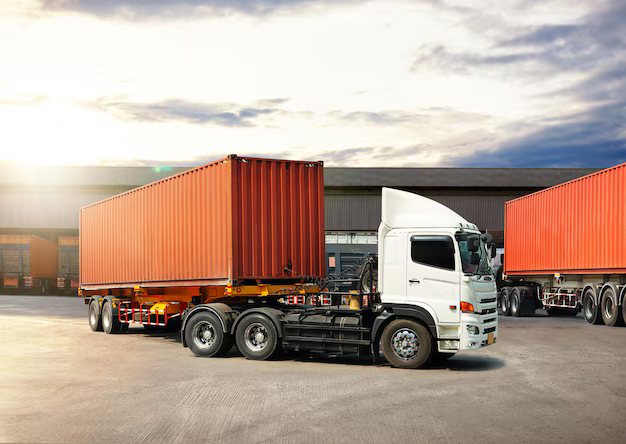 camions-semi-remorque-parking-entrepot-portuaire_36860-2555